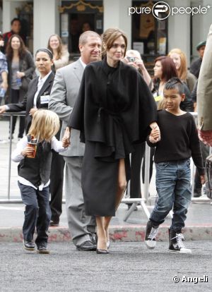 Angelina Jolie avec ses enfants Shiloh et Maddox lors de l'avant-première du film Kung Fu Panda 2 à Los Angeles le 22 mai 2011