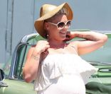 Pink dévoile ses formes de femme très enceinte, à Malibu le 28 mai 2011.