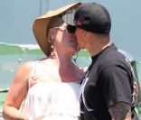 Pink, très enceinte, embrasse son mari Carey Hart à Malibu le 28 mai 2011.