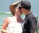 Pink, très enceinte, embrasse son mari Carey Hart à Malibu le 28 mai 2011.