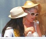 Pink, très enceinte, déjeune avec son mari Carey Hart et quelques amis, à Malibu le 28 mai 2011.