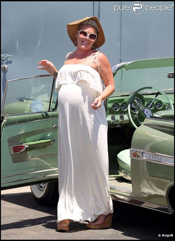 Pink, très enceinte, a le sourire aux lèvres, à Malibu le 28 mai 2011.