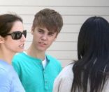 Justin Bieber assiste à la réparation de son bolide, à Los Angeles, samedi 21 mai 2011.
