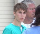 Justin Bieber assiste à la réparation de son bolide, à Los Angeles, samedi 21 mai 2011.