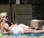 Tori Spelling préfère rester seule pendant que son mari et ses enfants s'amusent. Malibu le 30 mai 2011.