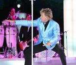 Rod Stewart se produit sur la scène de l'hippodrome de Newbury, le dimanche 29 mai 2011. Il a revêtu une belle veste bleue ! 