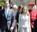 Look classique pour Letizia d'Espagne qui apporte cependant une petite touche de fantaisie avec une ravissante pochette orangée et des escarpins colorés.  Espagne, 31 mai 2011