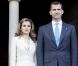 Letizia d'Espagne et son prince Felipe prennent la pose devant le monastère de Leyre dans le sud de l'Espagne, le 31 mai 2011