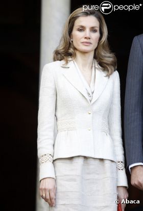 La princesse Letizia d'Espagne a l'air fatigué lors d'une cérémonie officielle. Espagne, 31 mai 2011