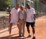 Denid Brogniart et Sylvain Wiltord prennent la pose avec le président de la FFT Jean Gachassin lors du Trophée des Personnalités à Roland Garros, organisé par Framboise Holtz. Le 1er juin 2011