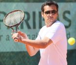 Olivier Galzy garde le sourire ! Même s'il a été éliminé en 1/4 de finale du  Trophée des Personnalités organisé par Framboise Holtz à  Roland Garros,  le 1er juin 2011