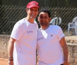  Cyril Hanouna et Olivier Carreras prennent la pose ensemble après leur match de tennis ! Et c'est Cyril Hanouna qui jouera en demi-finale du Trophée des Personnalités contre Arnaud Lemaire. Roland Garros, 1er juin 2011 
