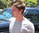 Patrick Schwarzenegger déjeune avec son père, à Los Angeles, le 2 juin 2011.