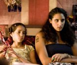 Iman Perez et Roxane Depardieu sur le tournage du film Un Baiser papillon