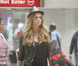 Elle Macpherson arrive à l\'aéroport de Miami, le 3 juin 2011