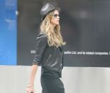 Elle Macpherson arrive à l\'aéroport de Miami, le 3 juin 2011