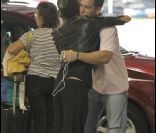 Elle Macpherson arrive à l\'aéroport de Miami, le 3 juin 2011. Elle est très chaleureusement accueillie...<br />