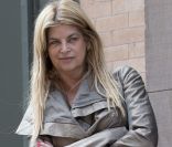 Kirstie Alley, au 149 Franklin Street, le 28 mai 2011. Elle regarde son nouveau voisin médiatisé s'installer au n°153 de la même rue ! 