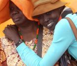 Le top Alex Wek et sa maman lors du match de polo caritatif organisé au profit d'Haïti le 5 juin 2011 à New York