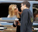 A 60 ans, Kristie Alley embrasse aux yeux de tous un jeune inconnu ! New York, 7 juin 2011