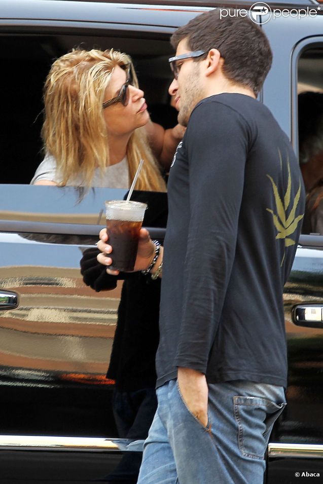 Changement de vie radicale pour Kristie Alley : après avoir perdu du  poids, elle roucoule avec un bel inconnu ! New York, 7 juin 2011