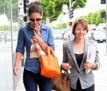 Katie Holmes, exceptionnellement sans sa petite Suri, est radieuse et ultra stylée. La pièce maîtresse de son look : son sac Hermes modèle Picotin ! Beverly Hills, 8 juin 2011