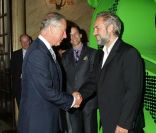 Le prince Charles et Sam Mendes lors de la représentation caritative de Shrek The Musical, à Londres, le 8 juin 2011.