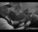 Et ça se chamaille ! Florent Pagny et Pascal Obispo mettent leur amitié en scène à la manière de Belmondo et Gabin dans Un singe en hiver (1962), d'Henri Verneuil, pour le clip de Je laisse le temps faire .