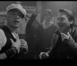 Florent Pagny et Pascal Obispo mettent leur amitié en scène à la manière de Belmondo et Gabin dans  Un singe en hiver  (1962), d'Henri Verneuil, pour le clip de  Je laisse le temps faire .