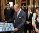 Le duc d'Edimbourg, le prince Philip reçoit une carte d'anniversaire des membres de l'association contre la perte d'audition durant une soirée caritative au Buckingham Palace pour l'anniversaire du duc d'Edimbourg qui célèbre ses 90 ans le 12 juin 2011