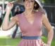 Le Royal Ascot 2011 a débuté, évidemment en grande pompe, le 14 juin 2011. La sublime Danielle Lineker, accoampagnée de son mari Gary Lineker, était irrésistible dans sa robe col V signée Victoria Beckham.