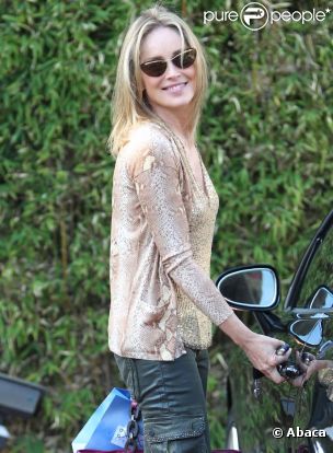 Sharon Stone retourne à sa voiture après avoir fait du shopping à Los Angeles, le 14 juin 2011.