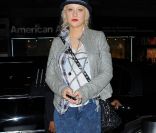 Ses derniers mois, Christina Aguilera affiche des rondeurs... Mais ses kilos ont miraculeusement disparu de la couverture du magazine W ! New York, 11 mai 2011 