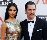 Matthew McConaughey et sa compagne Camila Alves. L\'acteur a du style en smoking !<br />