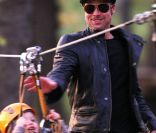 Brad Pitt enfile son costume de dandy et joue avec Shiloh sur une aire de jeu 