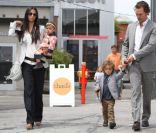 Matthew McConaughey en famille avec ses enfants Vida, Levi et sa compagne Camila<br />