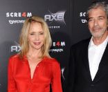 Rosanna Arquette, 51 ans, se sent si bien avec Todd Morgan qu\'elle a accepté de devenir sa femme. Ce sera son quatrième mariage. Le 11 avril 2011, ils étaient radieux au Chinese Theatre de Los Angeles.<br />