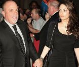 Billy Joel et sa fille Alexa sont inséparables. La jeune femme passe beaucoup de soirée avec sa mère la célèbre Christie Brinkley. New York, 16 juin 2011<br />