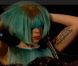 Lady Gaga a joué avec sa perruque verte dans le show télé d'ITV Paul O'Grady Live, le 17 juin 2011