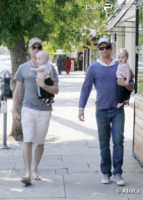 Neil Patrick Harris et David Burtka avec leurs jumeaux, à Los Angeles, le 19 juin 2011.