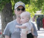 Neil Patrick Harris et David Burtka avec leurs jumeaux, à Los Angeles, le 19 juin 2011.