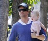 Neil Patrick Harris et David Burtka avec leurs jumeaux, à Los Angeles, le 19 juin 2011.
