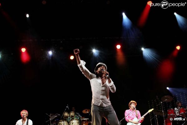 Yannick Noah chante pour commémoration de l'élection de François Mitterrand, à Paris, le 10 mai 2011.