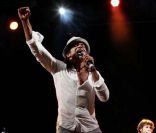 Yannick Noah chante pour commémoration de l\'élection de François Mitterrand, à Paris, le 10 mai 2011.