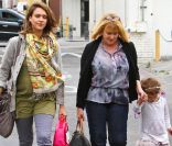 Jessica Alba entourée de sa maman et de sa fille Honor, 3 ans, le 19 juin à Los Angeles