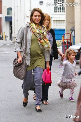 Jessica Alba entourée de sa maman et de sa fille Honor, 3 ans, le 19 juin à Los Angeles