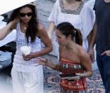  Katie Holmes s'offre un moment sans sa fille Suri. Elle a déjeuné dans un restaurant à Miami avec des amis. Miami, 22 juin 2011 