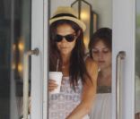  Pendant que Tom Cruise travaille, Katie Holmes prend du bon temps ! Miami, 22 juin 2011 