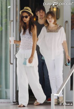  Katie Holmes commet un véritable fashion faux pas en portant un soutien gorge noir sous un débardeur blanc transparent.  Miami, 22 juin 2011 
