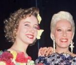 Bernadette Lafont et ses filles Pauline (à gauche) et Elisabeth en 1988 